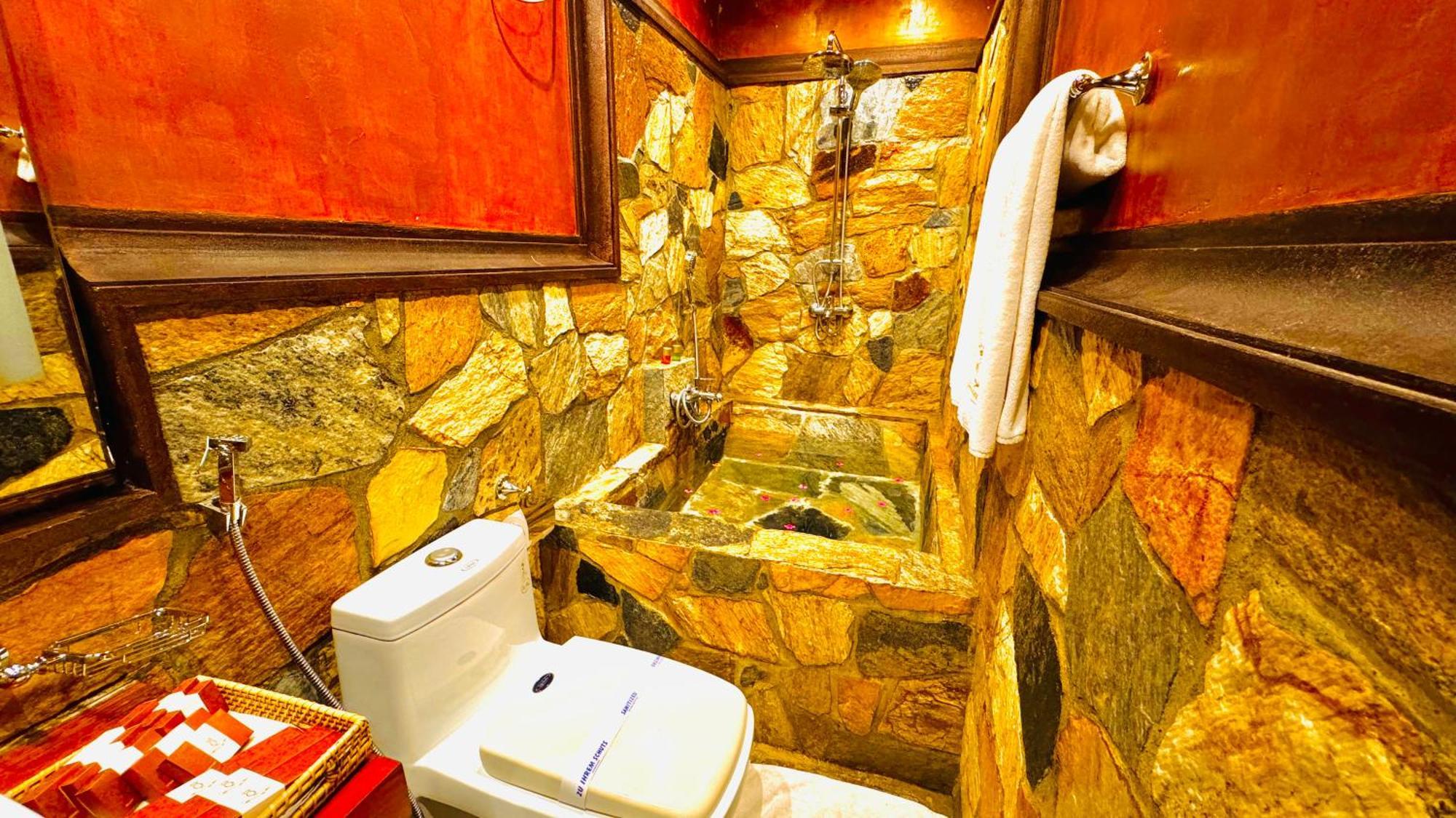 Deluxe Double Room Bath